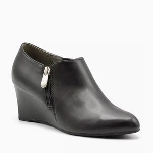 Black leather shootie wedge nib